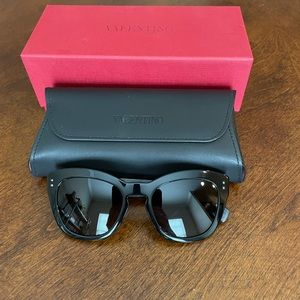 Valentino Cat eye Sunglasses. VE4037